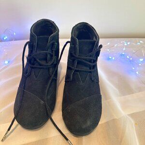 TOMS lace up black suede ankle bootie, 7.5M. -  Pre-owned Excellent Condition